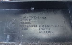 BMW X3 E83 Garniture panneau latérale du coffre 7049042