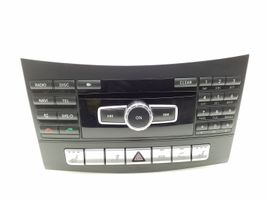 Mercedes-Benz E W212 Radio/CD/DVD/GPS-pääyksikkö A2129008624
