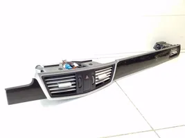 Mercedes-Benz E W212 Dysze / Kratki środkowego nawiewu deski rozdzielczej A212680XX71