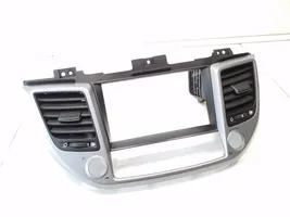 Hyundai Tucson TL Radion/GPS-laitteen pääyksikön kehys 84740D7100