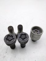 Volkswagen PASSAT CC Anti-theft wheel nuts and lock 