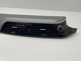 BMW 5 G30 G31 Центральная воздушная решётка 9329579