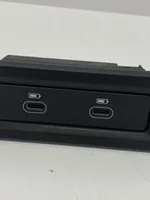 Porsche Taycan 9J1 USB-pistokeliitin 9J1035722B