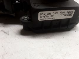 Toyota Avensis T270 Elektryczny podnośnik szyby drzwi tylnych 977555106