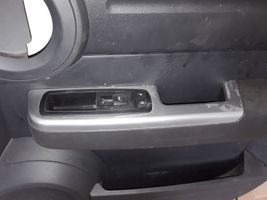 Dodge Nitro Rivestimento del pannello della portiera anteriore 6166150