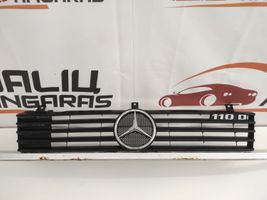 Mercedes-Benz Vito Viano W638 Grille calandre supérieure de pare-chocs avant A6388880415