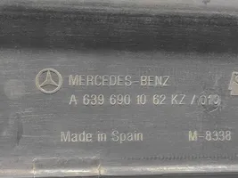 Mercedes-Benz Vito Viano W639 Takalokasuojan muotolista A6396901062