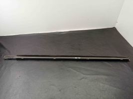 Mercedes-Benz E W211 Rivestimento modanatura del vetro della portiera anteriore A2116900380