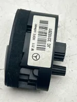 Mercedes-Benz E W211 Przełącznik / Przycisk otwierania klapy bagażnika A2118205510