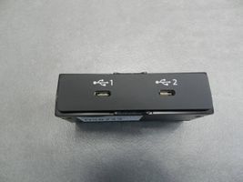 Audi A3 8Y Gniazdo / Złącze USB 82A035736A