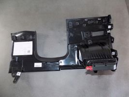 Volkswagen Touareg III Panelės apdailos skydas (apatinis) 761857519