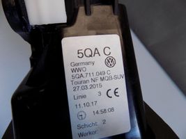 Volkswagen Tiguan Vaihteenvalitsimen verhoilu 5QA711049C