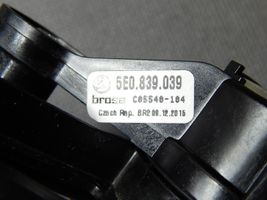 Skoda Octavia Mk3 (5E) Ręczny podnośnik szyby drzwi tylnych 5E0839462