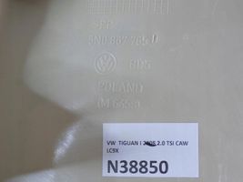 Volkswagen Tiguan Osłona górna fotela tylnego 5N0867765D