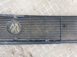 Volkswagen PASSAT Griglia superiore del radiatore paraurti anteriore 321853653