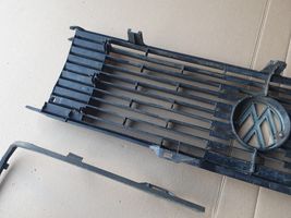 Volkswagen Jetta I Grille calandre supérieure de pare-chocs avant 161853653