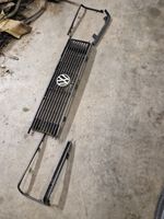 Volkswagen Jetta I Grille calandre supérieure de pare-chocs avant 161853653