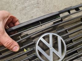 Volkswagen Jetta I Grille calandre supérieure de pare-chocs avant 161853653