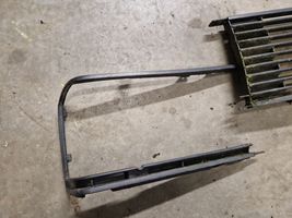 Volkswagen Jetta I Grille calandre supérieure de pare-chocs avant 161853653