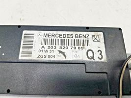 Mercedes-Benz C AMG W203 Pystyantennivahvistin A2038207989