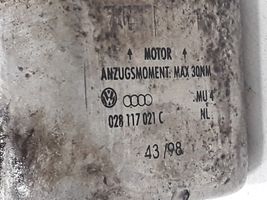 Volkswagen PASSAT B5 Mocowanie / uchwyt filtra oleju 028117021C