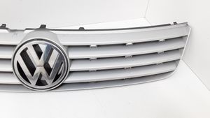 Volkswagen PASSAT B5 Etupuskurin alempi jäähdytinsäleikkö 3B0853653C