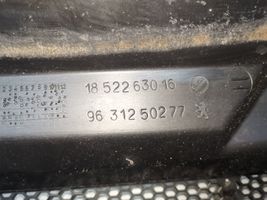 Peugeot 406 Etupuskurin ylempi jäähdytinsäleikkö 9631250277