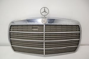 Mercedes-Benz COMPAKT W115 Grotelės priekinės 