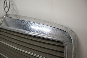 Mercedes-Benz COMPAKT W115 Grille de calandre avant 