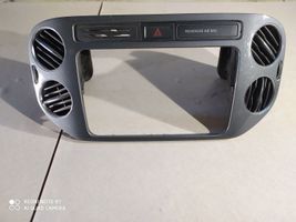 Volkswagen Tiguan Konsola środkowa / Radio / GPS 