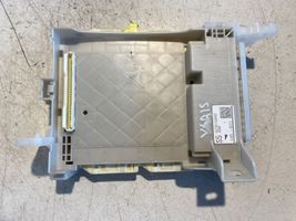 Toyota Yaris Module de fusibles 8273052K40