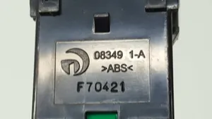 Nissan X-Trail T32 Przełącznik / Przycisk otwierania klapy bagażnika F70421