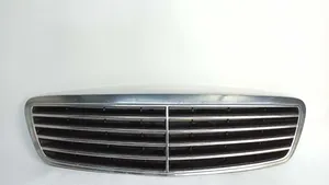 Mercedes-Benz S W220 Etupuskurin ylempi jäähdytinsäleikkö 