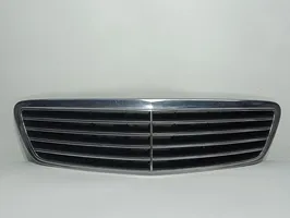 Mercedes-Benz S W220 Rejilla superior del radiador del parachoques delantero A22088003839040