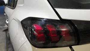 Peugeot 208 Lampy tylnej klapy bagażnika 