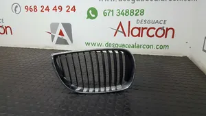 BMW 1 E81 E87 Grille calandre supérieure de pare-chocs avant 