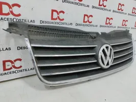 Volkswagen PASSAT B5.5 Передняя решётка 3B0853651L