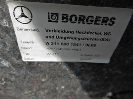 Mercedes-Benz E W211 Takaluukun alaosan verhoilu 