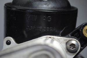 Volkswagen Polo V 6R Supporto di montaggio del filtro dell’olio 03P115389A