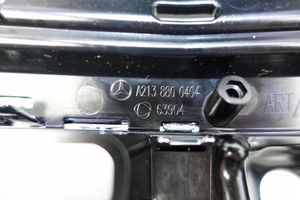 Mercedes-Benz E AMG W213 Etupuskurin ylempi jäähdytinsäleikkö A2138800404 ATRAPA GRILL 