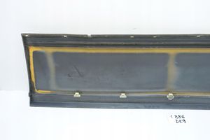 Mercedes-Benz E W124 Front door trim (molding) LISTWA DRZWI LEWY PRZÓD M