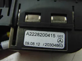 Mercedes-Benz S W222 USB-pistokeliitin A2228200415