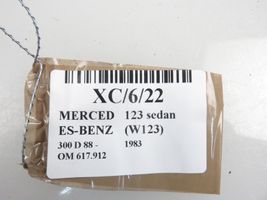 Mercedes-Benz W123 Rail de pare-brise de porte arrière 