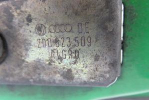 Volkswagen II LT Jäähdyttimen kehyksen suojapaneelin kiinnike 2D0823509