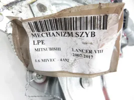 Mitsubishi Lancer VIII Elektryczny podnośnik szyby drzwi przednich 