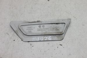 Audi A4 S4 B9 Odblask przedni 8W0945072