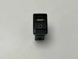 Toyota Prius (XW50) Connecteur/prise USB 8619042040