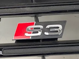 Audi A3 S3 8V Etupuskurin ylempi jäähdytinsäleikkö 8V5853037C
