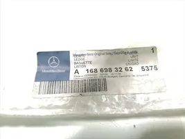 Mercedes-Benz A W168 Listón embellecedor de la puerta delantera (moldura) A1686983262
