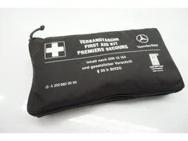 Mercedes-Benz C W203 Trousse de premiers secours A2038600050